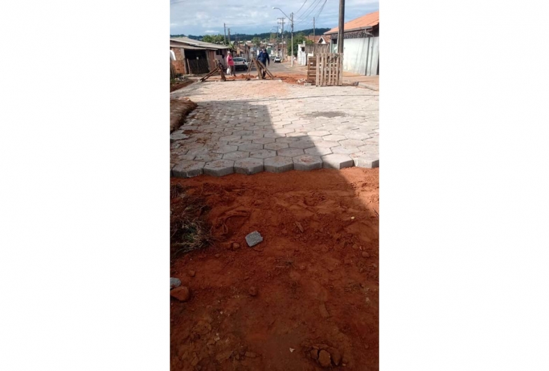 O calçamento chegou: Fim da lama e da poeira muda a realidade na Rua Marta Rocha em Avaré