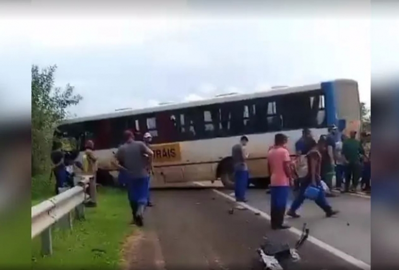 Motorista de caminhonete morre em colisão com ônibus de trabalhadores rurais em São Manuel