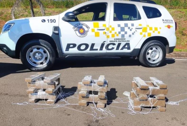 Casal é preso em flagrante por tráfico de drogas com quase 25 quilos de maconha escondidos em carro