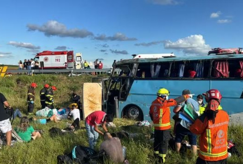 Ônibus com passageiros capota e deixa feridos em Santa Cruz do Rio Pardo