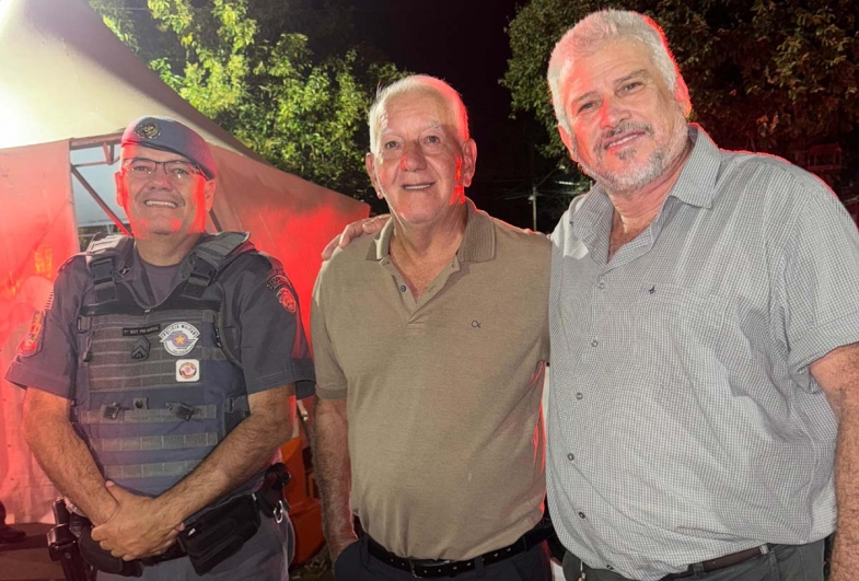 Sargento Maria e seu pai Bertão com  o prefeito Roberval de Oliveira