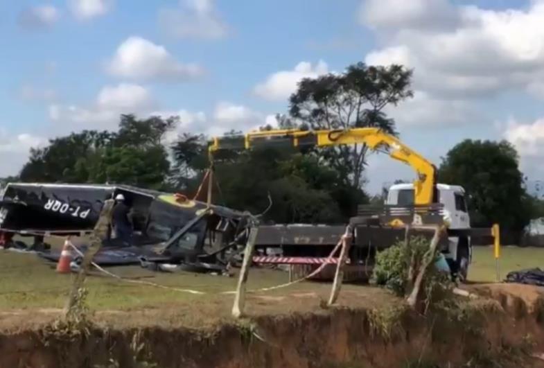 Destroços de avião que fez pouso forçado no interior de SP são retirados; dois paraquedistas morreram