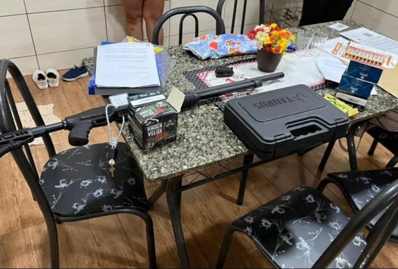 Colecionador de armas é suspeito de dar proteção a contrabandistas de cigarro, diz PF