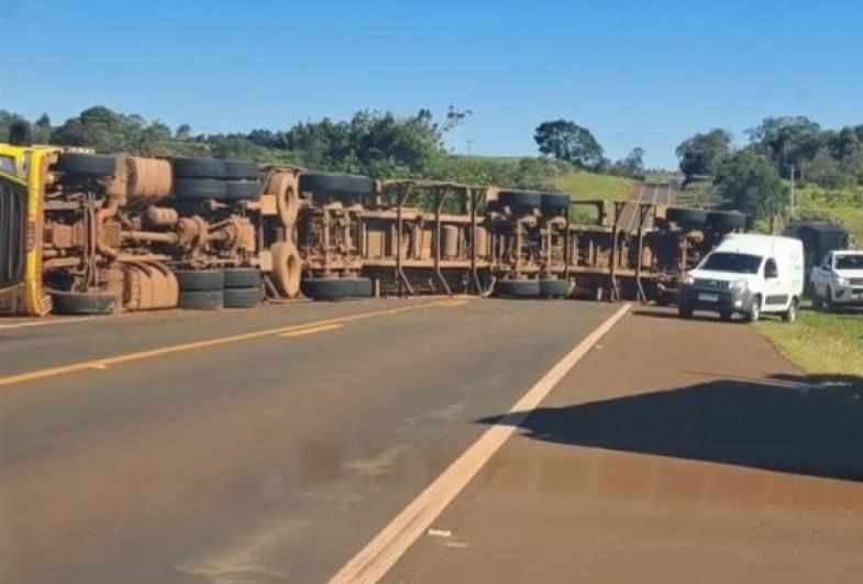 Trecho da Rodovia João Mellão é interditado após tombamento de caminhão