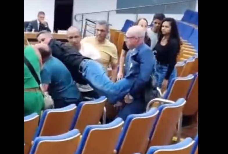 Cidadão é retirado à força da Câmara de Avaré durante votação de aumento de subsídios