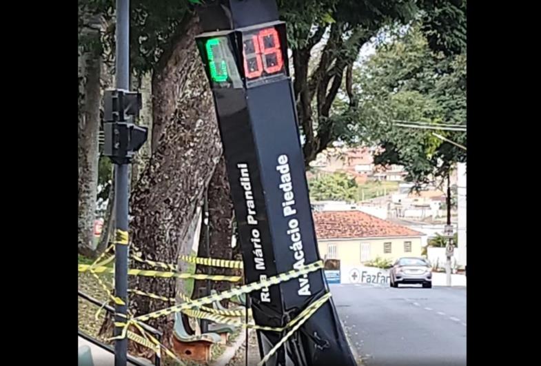 Motorista bate em semáforo, foge e perde placa em local do acidente