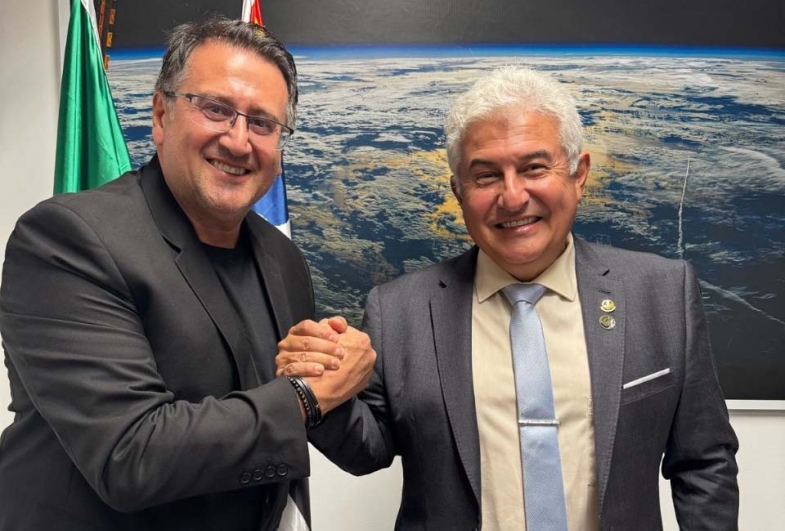 Roberto Araujo com o senador Marcos Pontes