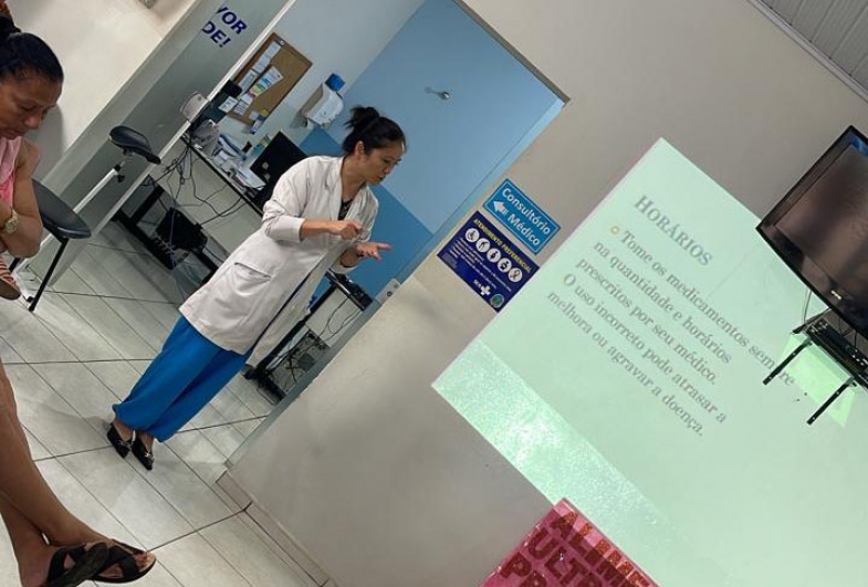 Dra. Caroline ministrando palestra sobre tratamento medicamentoso