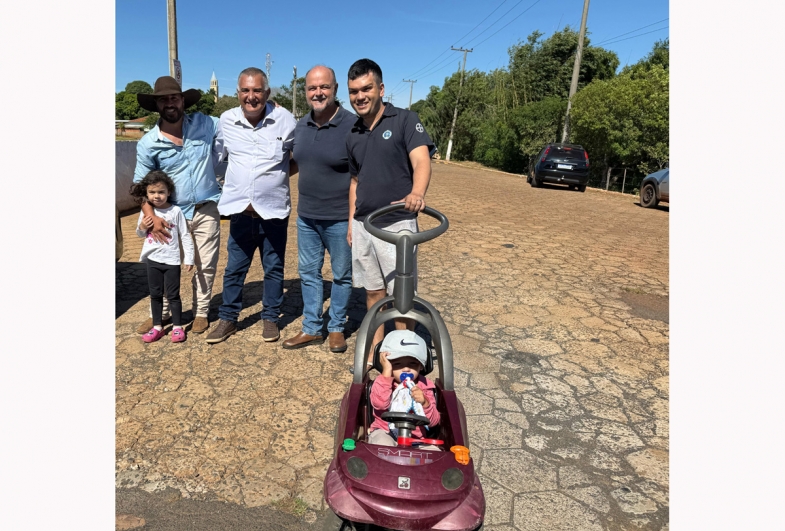 Prefeito João, vice Gango, deputado Madalena e munícipes de Sarutaiá