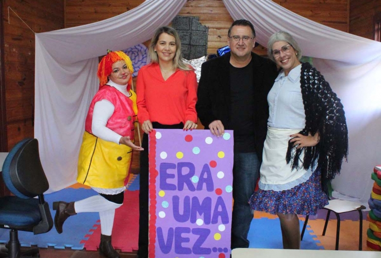 Personagens com o prefeito Roberto Araujo e a primeira-dama Erika Araujo