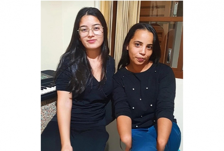 Alessandra, aluna de teclado e Jhenifer, aluna de canto e teclado