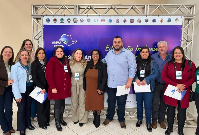Supervisor Luiz Alcides com membros da equipe de Tejupá