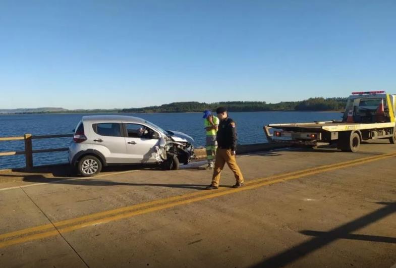 Carro atinge estrutura de proteção e por pouco não cai em represa