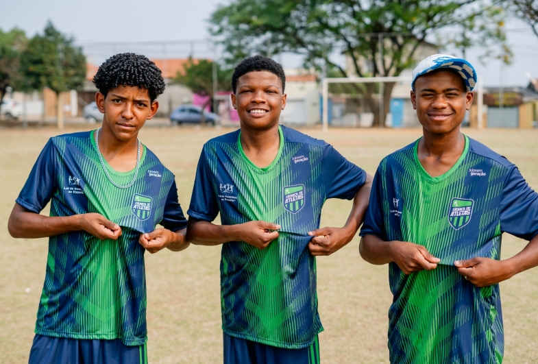 Projeto social entrega uniformes esportivo para alunos em Ourinhos 