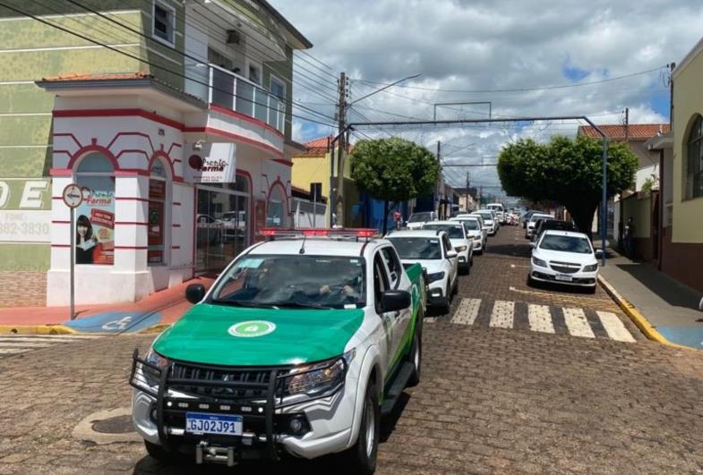 Prefeitura encerra o ano com desfile de 32 veículos novos adquiridos pela atual administração