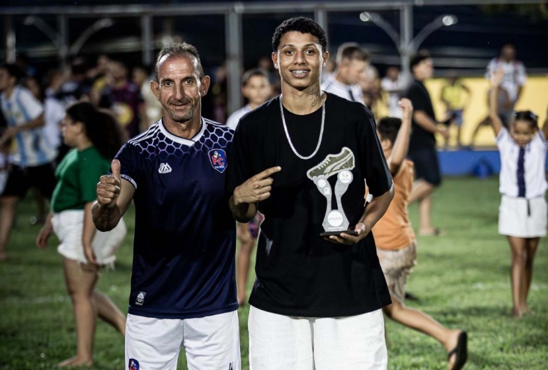 Vereador Bodinho entregando troféu de  artilheiro ao jogador Gabriel - CME Sarutaiá