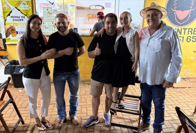 Vereadores Diego da Joseli, Paulinho Silva,  prefeito João e familiares dos vereadores