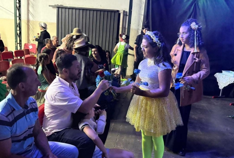 Vice-prefeito recebendo uma rosa, parte da ação teatral