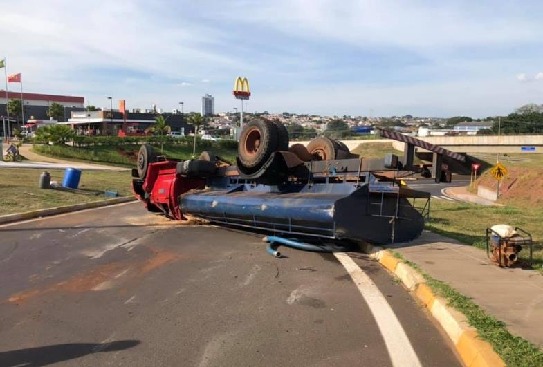 CAMINHÃO TOMBA EM ROTATÓRIA NA ENTRADA DE AVARÉ