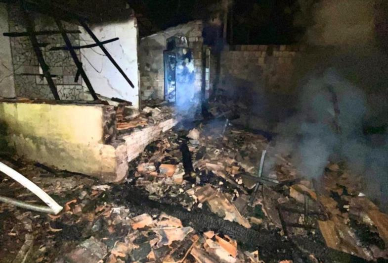 Duas casas ficam destruídas após incêndio em Fartura