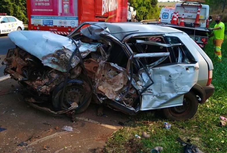 Motorista de carro morre após bater de frente com carreta em Avaré