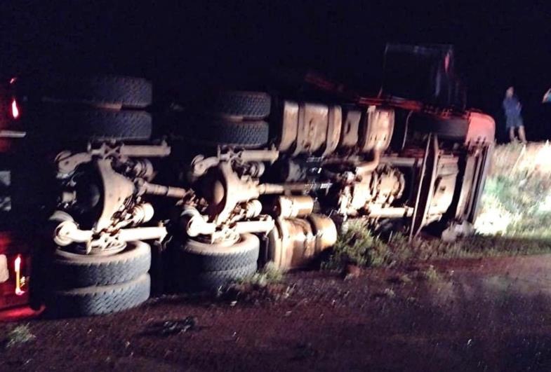Caminhão tomba e motorista fica preso às ferragens em rodovia de Itaberá