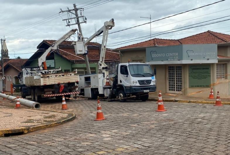 Caminhão bate em poste e interrompe fornecimento de energia elétrica em Piraju