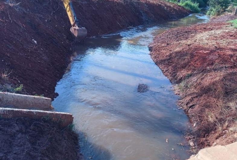 Prefeitura realiza desassoreamento de ponto  crítico do Ribeirão do Lajeado em Taquarituba