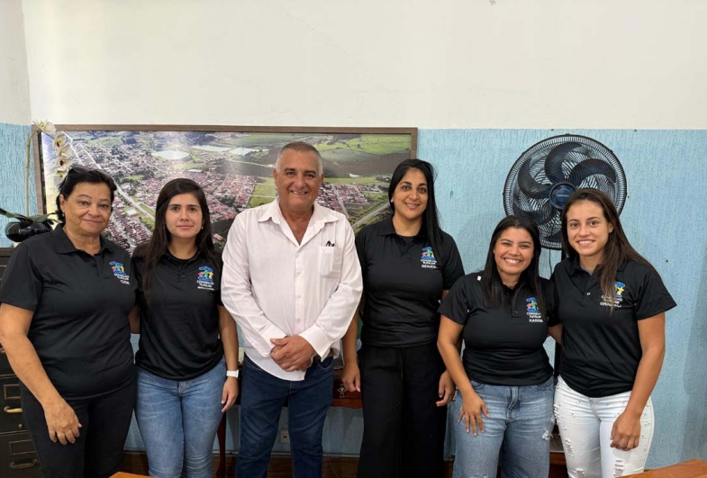 Conselheiras já uniformizadas junto ao prefeito