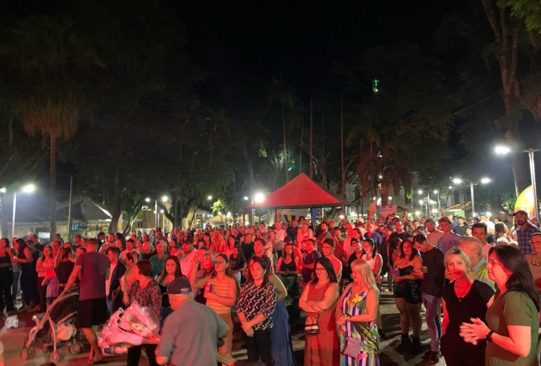A população farturense marcou presença na Praça 9 de Julho em uma celebração histórica