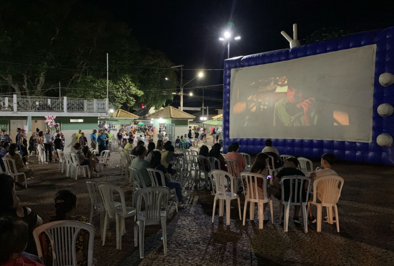 O Cinema na Praça ofereceu cultura e lazer gratuitos para todas as idades