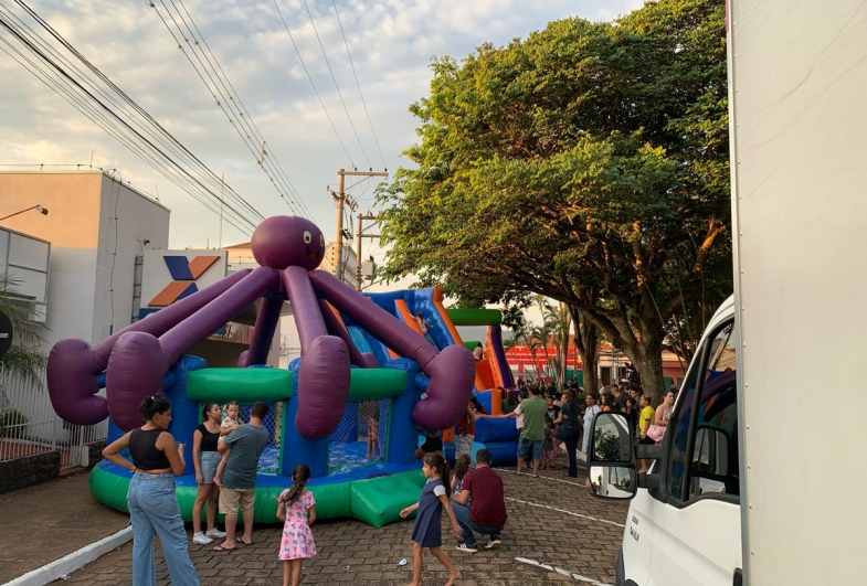 Brinquedos garantem a diversão das crianças na festa de Fartura