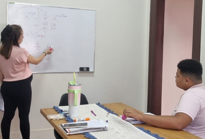 Tainara professora de Reforço de Matemática do 6° ao 9° ano