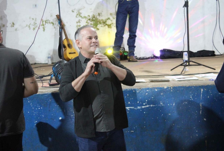 O prefeito Edinho Fundão saudando o público presente