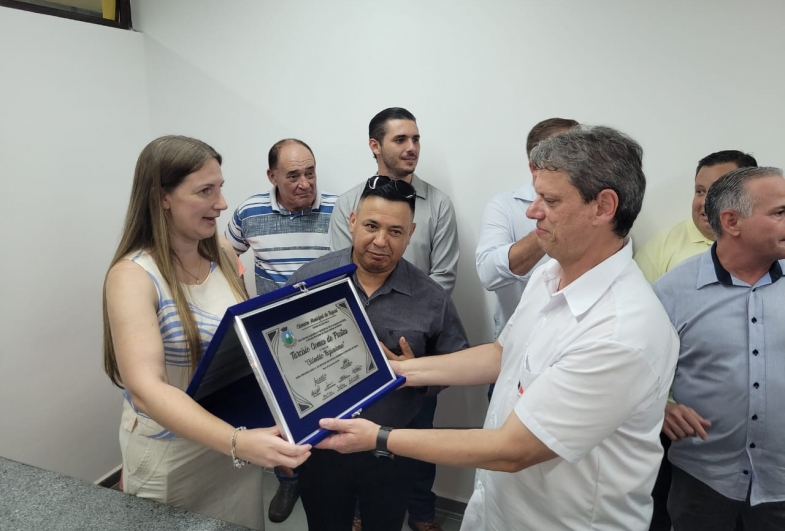 O governador Tarcísio de Freitas também foi homenageado com o título de Cidadão Taguaiense
