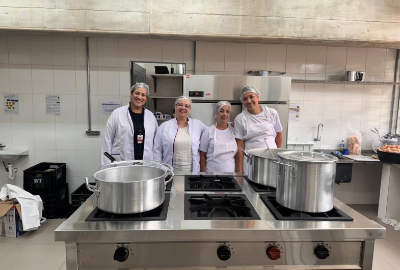 Nutricionistas Jéssica e Milena com  as cozinheiras Daisa e Crislaine