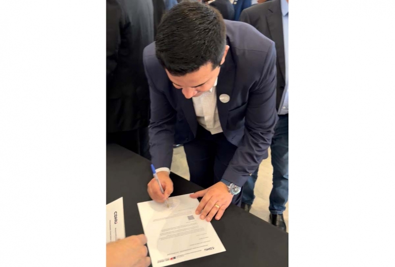 Prefeito Cristiano Amorim durante assinatura