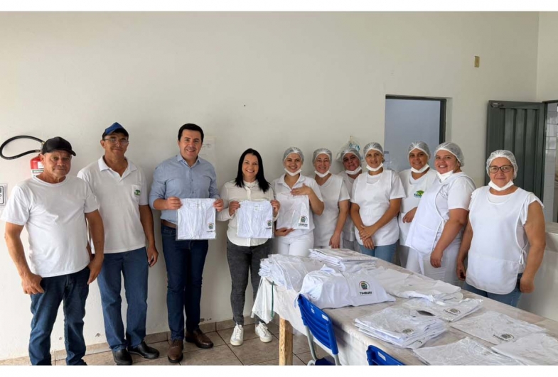 Prefeitura de Timburi entrega uniformes  aos servidores da Cozinha Piloto