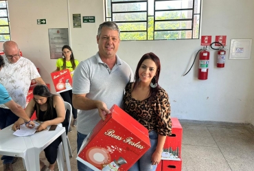 Prefeitura de Timburi entrega Cesta de Natal aos funcionários