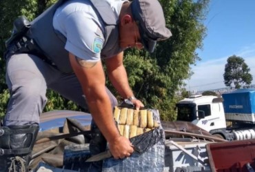 Polícia apreende caminhão com grande quantidade de maconha no interior de SP