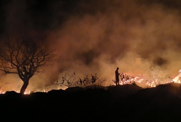 Defesa Civil e Bombeiros combatem incêndio de grandes proporções em Condomínio de Avaré