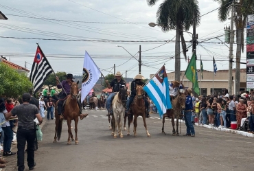 Cavalgada marca abertura da ExpoTaguaí 2025