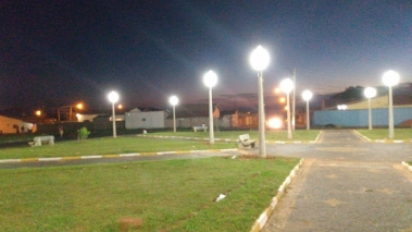 Praça Dona Bidunga ganha nova iluminação