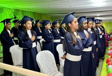 Beleza, emoção e alegria marcam a  formatura dos estudantes da EMEF em Sarutaiá 