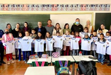  Prefeitura entrega camisetas aos estudantes de Sarutaiá 