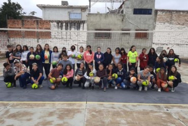 Aulas de voleibol são sucesso entre a garotada de Fartura