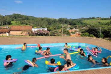 Espaço Amigo de Tejupá inicia aulas de natação em parceria com Condeca