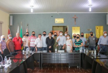 Vice-presidente estadual do Progressistas Maurício Neves, junto do coordenador estadual Jé, debatem recursos e projetos para Coronel Macedo