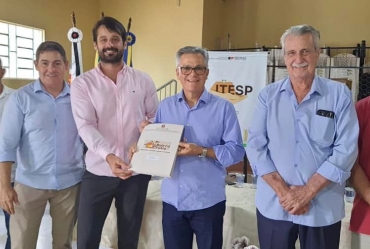 Prefeitura de Sarutaiá e Fundação ITESP entregam títulos fundiários aos moradores do loteamento Antônio Aquaro
