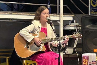 Música e Encanto: Ana Laura Moraes Agita o Bar da Brahma em Balneário Camboriú